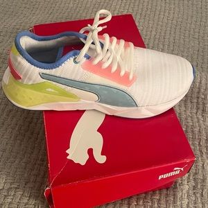 Pumas women’s size 7